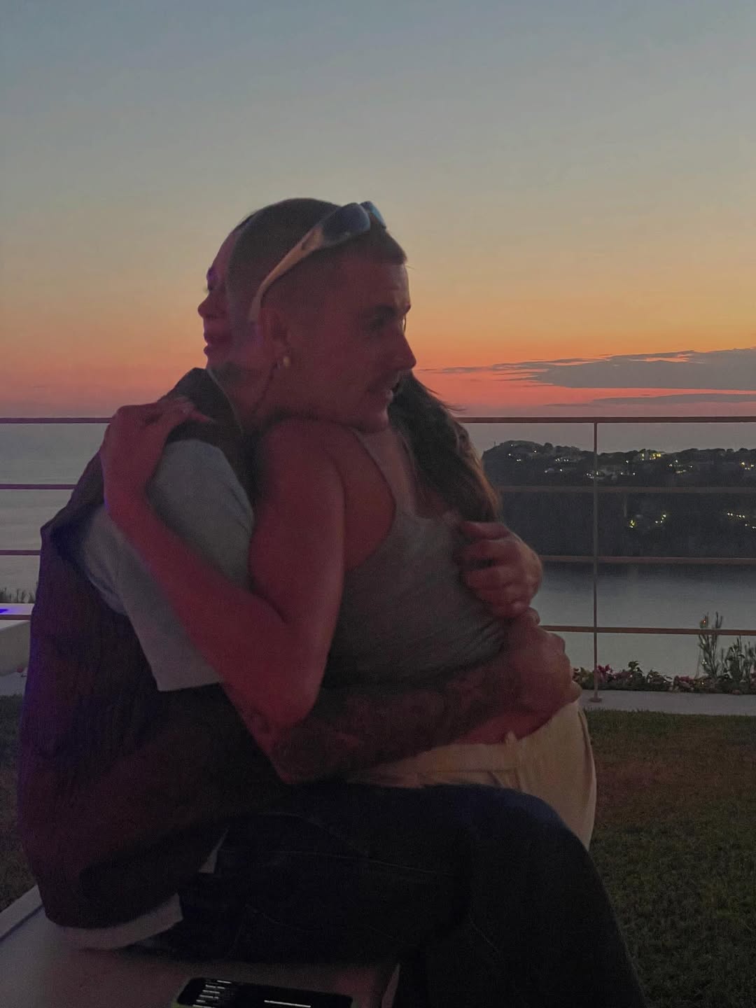 Hoang mang tột độ: Justin Bieber tung ảnh thân mật bên 1 người phụ nữ lạ không phải bà xã Hailey?- Ảnh 2. Hoang mang tột độ: Justin Bieber tung ảnh thân mật bên 1 người phụ nữ lạ không phải bà xã Hailey?- Ảnh 2.