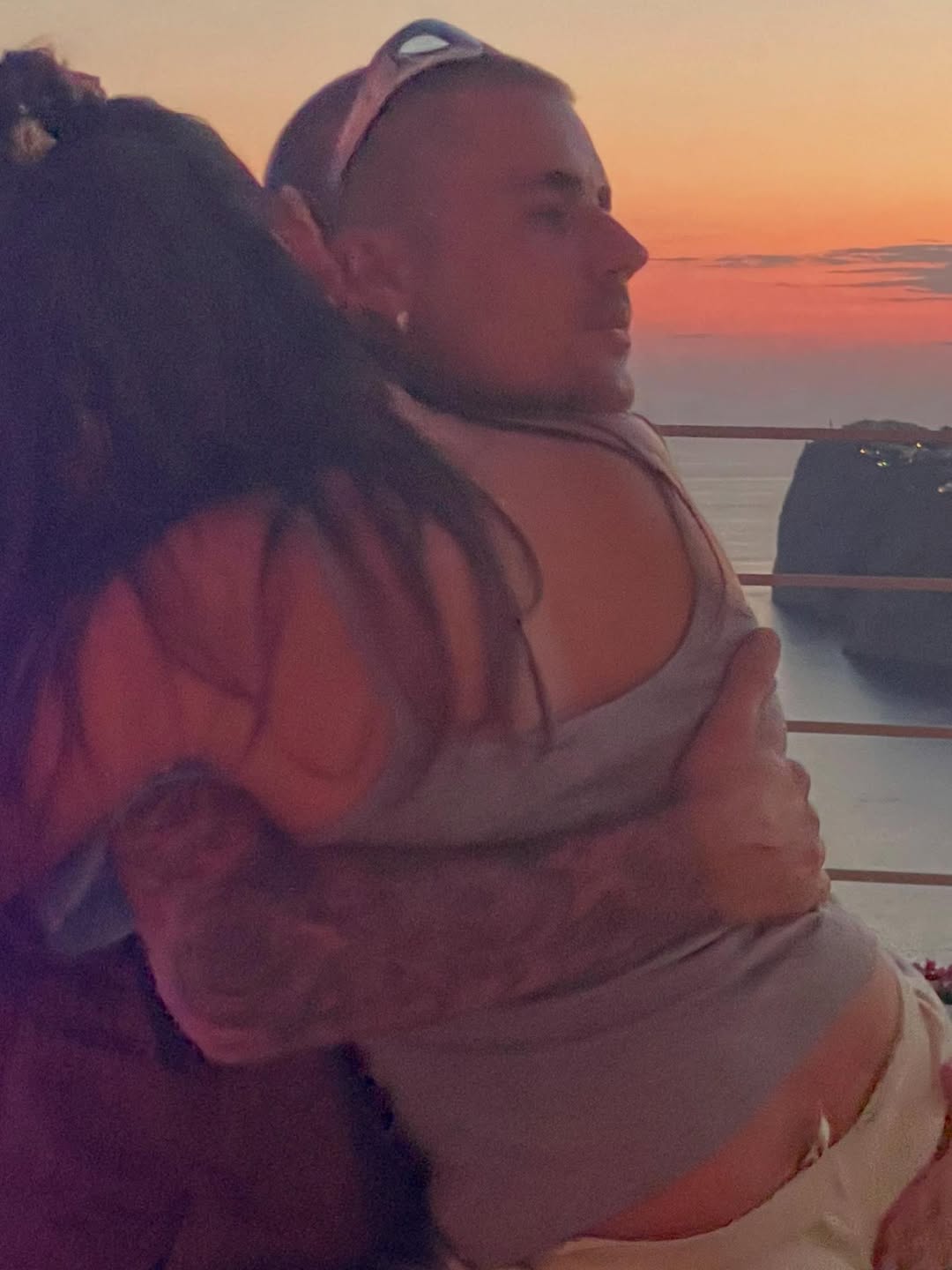 Hoang mang tột độ: Justin Bieber tung ảnh thân mật bên 1 người phụ nữ lạ không phải bà xã Hailey?- Ảnh 4. Hoang mang tột độ: Justin Bieber tung ảnh thân mật bên 1 người phụ nữ lạ không phải bà xã Hailey?- Ảnh 4.
