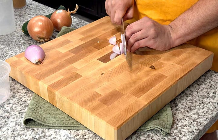 4 Trường hợp cần thay thớt ngay để bảo vệ sức khỏe gia đình - Ảnh 1.