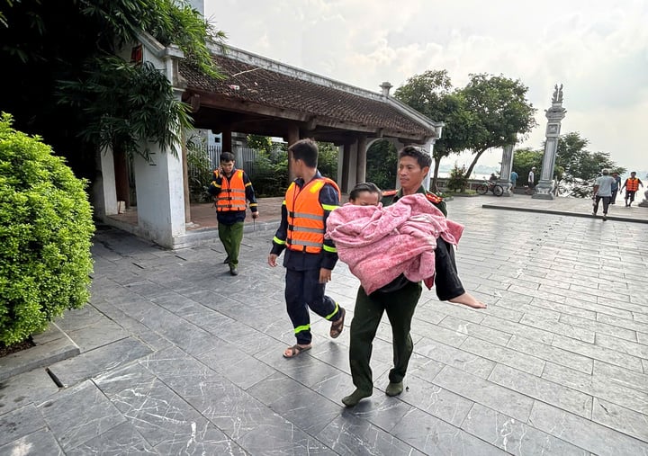 Công an Hà Nội cứu nữ sinh nhảy cầu Vĩnh Tuy kịp thời và an toàn - Ảnh 1.