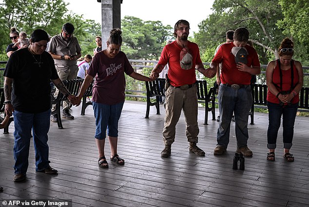 Các bé gái phải tự viết lại tên mình trên cơ thể: Những câu chuyện lạnh người từ các nạn nhân trở về sau trận lũ quét thế kỷ tại Mỹ- Ảnh 6.