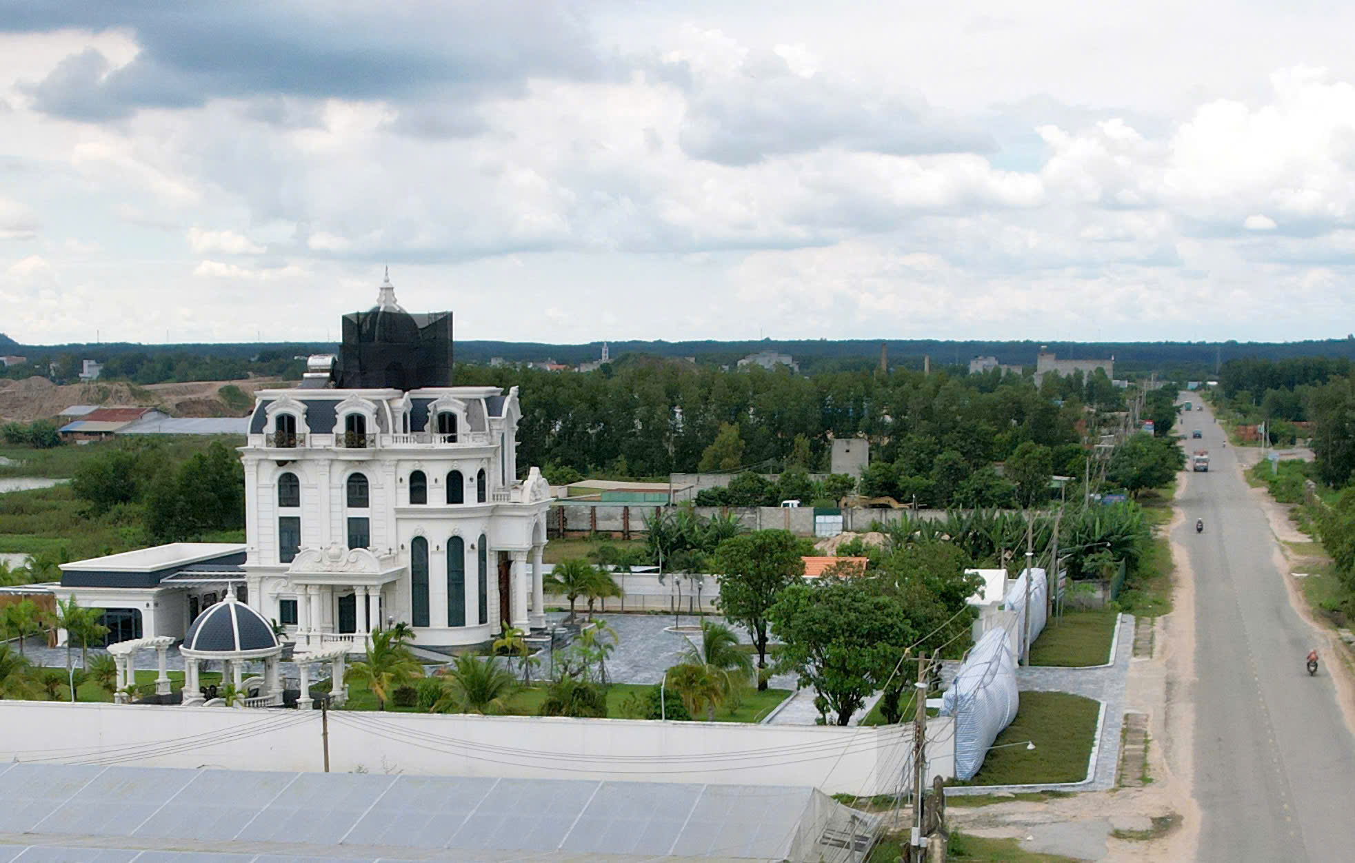 Vụ biệt phủ Tánh Linh: Chậm trễ xử lý vi phạm xây dựng nghiêm trọng - Ảnh 1. Vụ biệt phủ Tánh Linh: Chậm trễ xử lý vi phạm xây dựng nghiêm trọng - Ảnh 1.