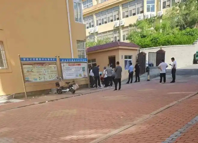 Trường ĐH khiến netizen bức xúc vì tổ chức lễ tốt nghiệp xa hoa, nhưng lại để quản lý KTX qua đời trong căn phòng 6m2 nóng 51 độ- Ảnh 1.