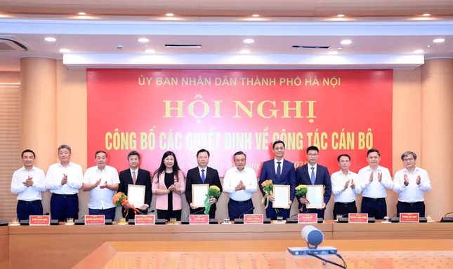 Hà Nội đề xuất bầu bổ sung ủy viên UBND thành phố với 4 cán bộ mới - Ảnh 1. Hà Nội đề xuất bầu bổ sung ủy viên UBND thành phố với 4 cán bộ mới - Ảnh 1.