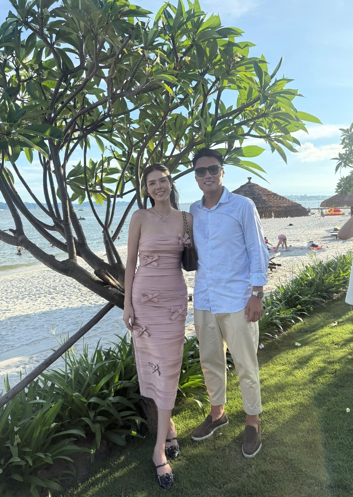 Kỳ Hân khoe visual xinh chấp camera thường của Mạc Hồng Quân trong đám cưới tuyển thủ Việt Nam và mẹ đơn thân- Ảnh 3.