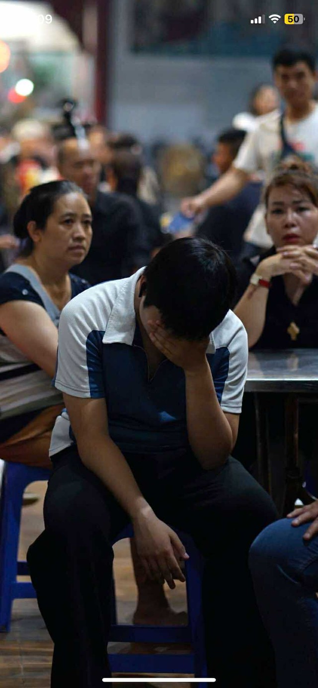 Không khí tang lễ xót xa của 4 nạn nhân vụ cháy thương tâm tại TP HCM - Ảnh 2. Không khí tang lễ xót xa của 4 nạn nhân vụ cháy thương tâm tại TP HCM - Ảnh 2.