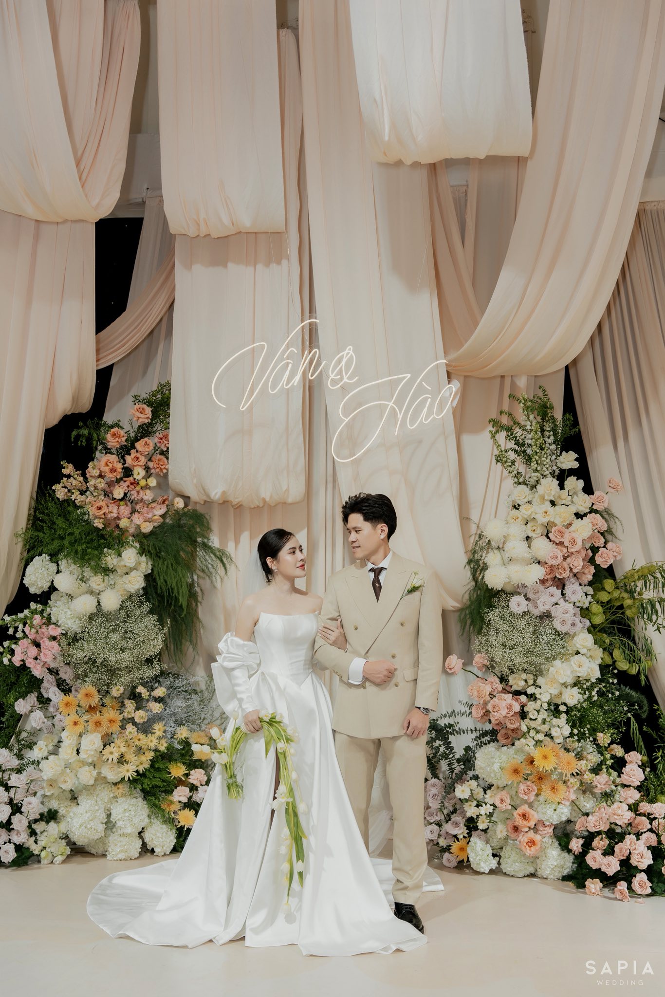 Ảnh nét căng trung vệ ĐT Việt Nam cưới mẹ đơn thân, đám cưới xa hoa nhất nhì làng bóng Việt- Ảnh 7.