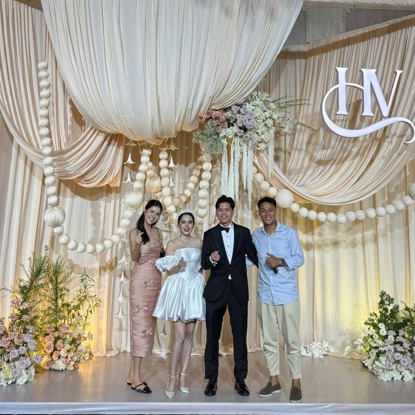 Kỳ Hân khoe visual xinh chấp camera thường của Mạc Hồng Quân trong đám cưới tuyển thủ Việt Nam và mẹ đơn thân- Ảnh 1.