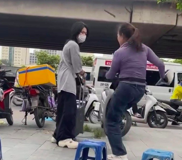 Xử phạt người bán trà đá lấn chiếm vỉa hè , đuổi cô gái chờ xe 2 , 5 triệu đồng - Ảnh 1. Xử phạt người bán trà đá lấn chiếm vỉa hè , đuổi cô gái chờ xe 2 , 5 triệu đồng - Ảnh 1.