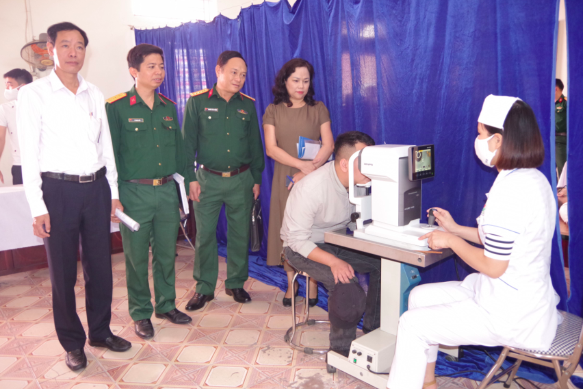 Bộ Quốc phòng không gọi nhập ngũ công dân cận thị trên 1 , 5 diop - Ảnh 1.