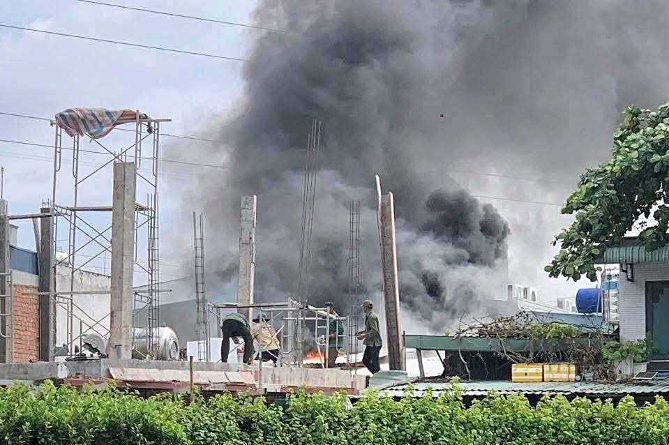 Cháy dãy phòng trọ ở TP HCM gây hoang mang cho người dân - Ảnh 1.