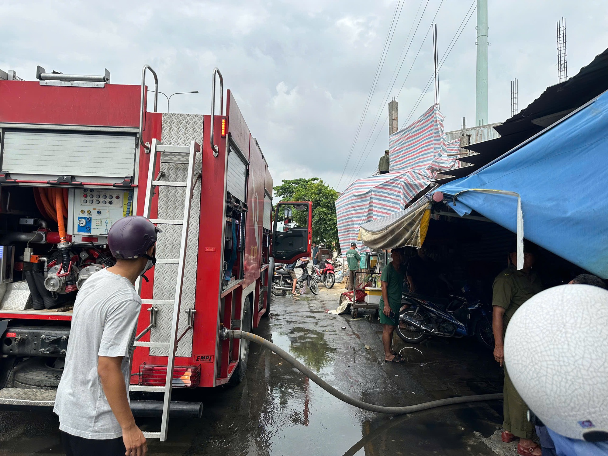 Cháy dãy phòng trọ ở TP HCM gây hoang mang cho người dân - Ảnh 2.