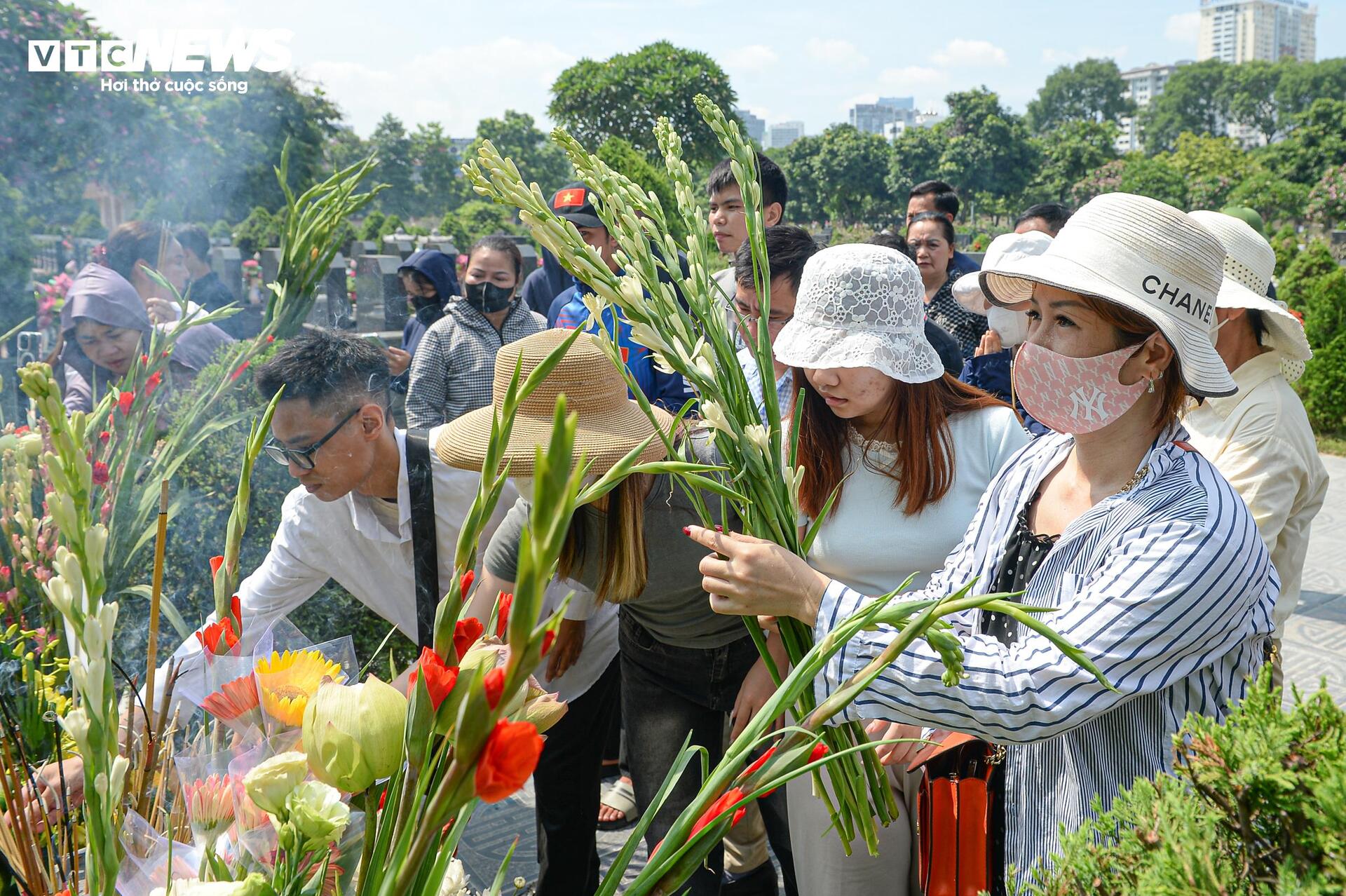 Xúc động dòng người viếng mộ Tổng Bí thư Nguyễn Phú Trọng tại nghĩa trang Mai Dịch - Ảnh 15.