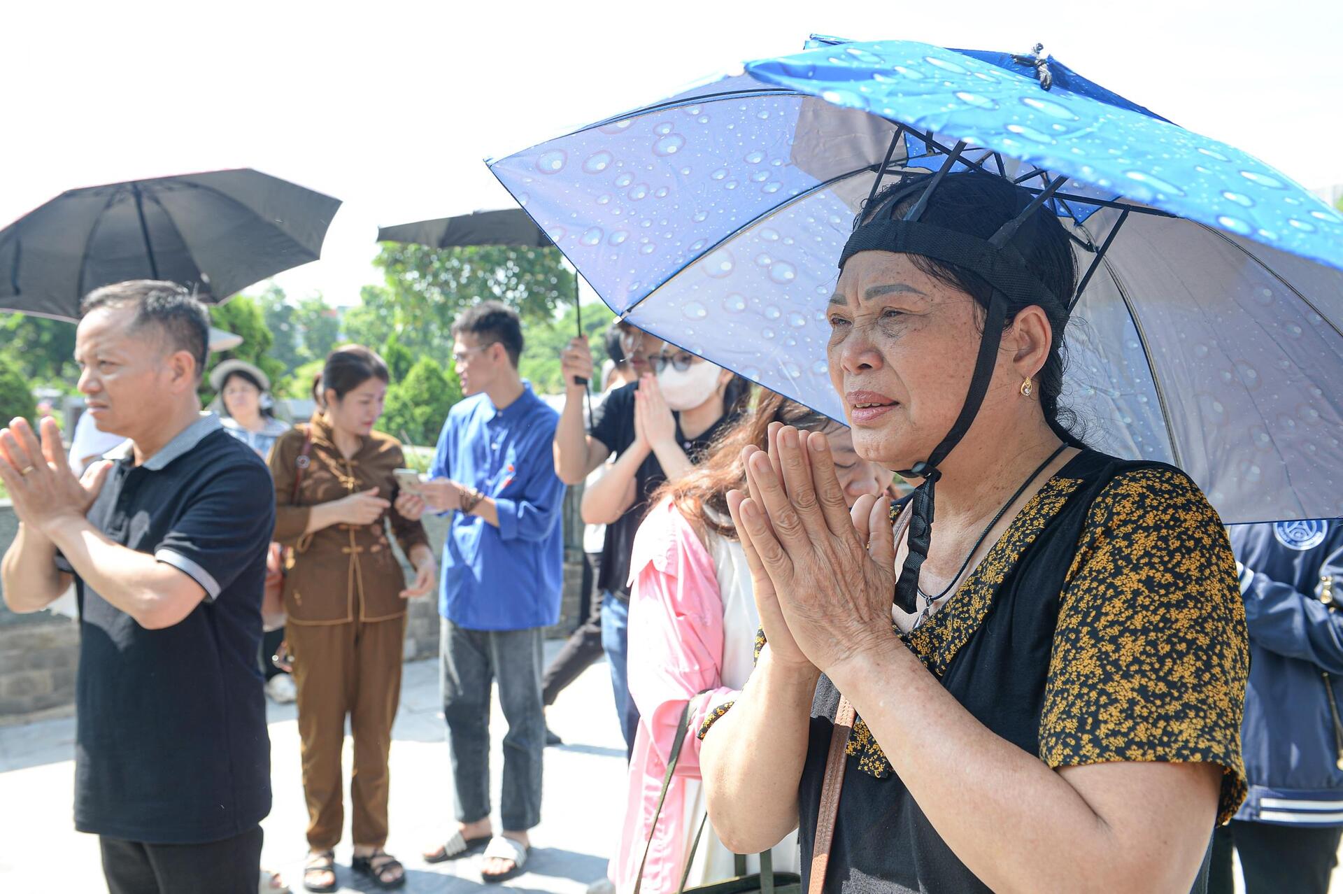 Xúc động dòng người viếng mộ Tổng Bí thư Nguyễn Phú Trọng tại nghĩa trang Mai Dịch - Ảnh 11.