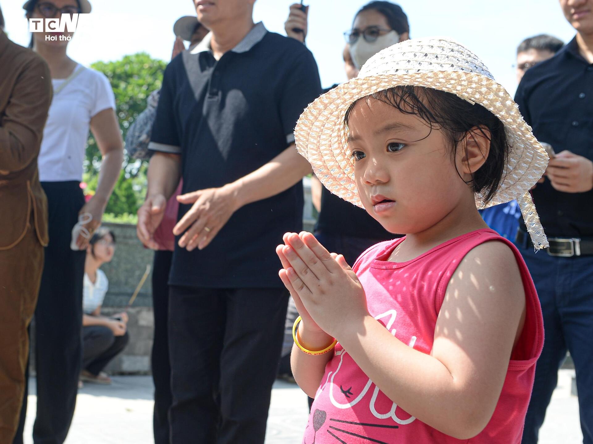 Xúc động dòng người viếng mộ Tổng Bí thư Nguyễn Phú Trọng tại nghĩa trang Mai Dịch - Ảnh 9.