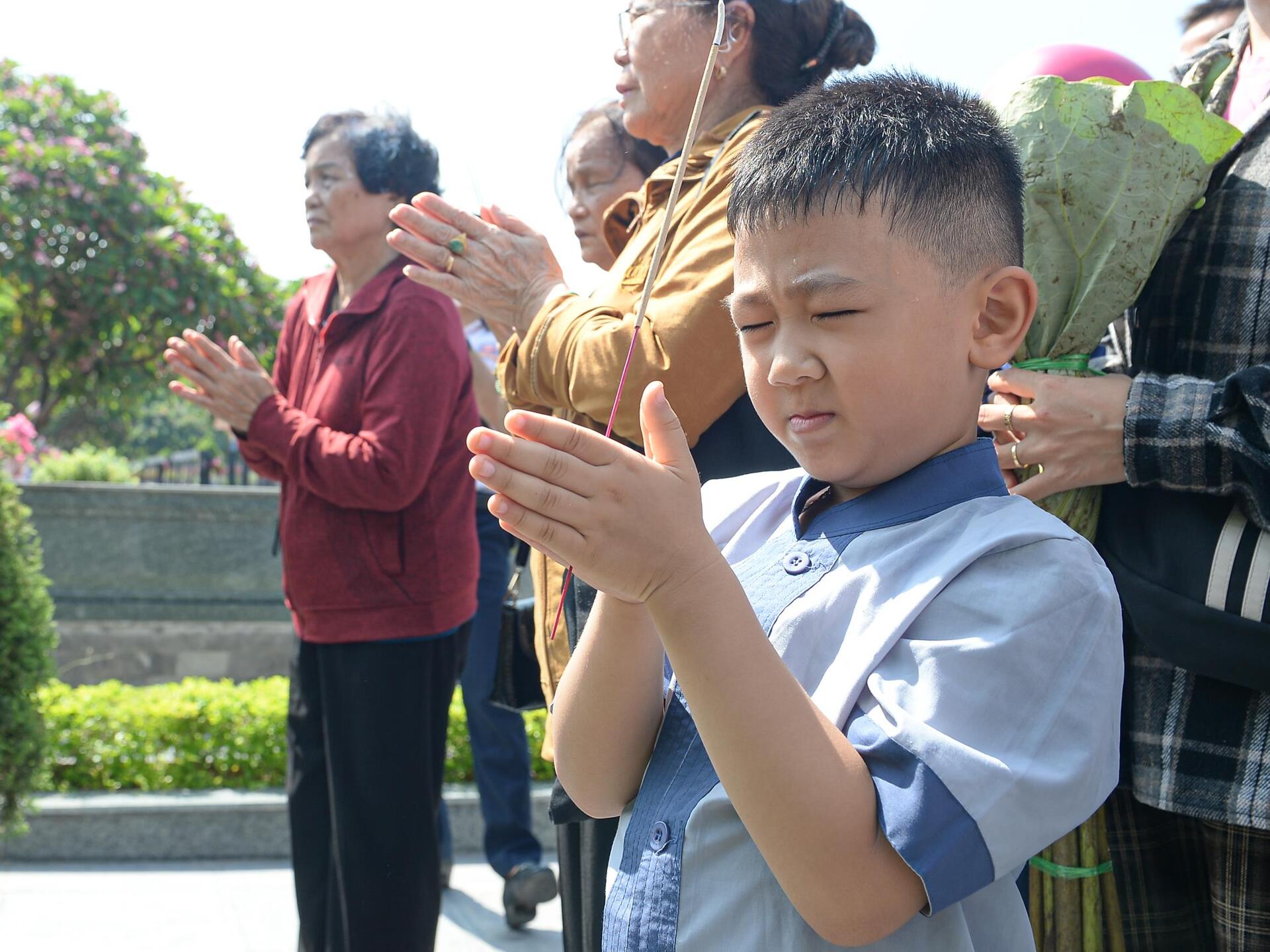 Xúc động dòng người viếng mộ Tổng Bí thư Nguyễn Phú Trọng tại nghĩa trang Mai Dịch - Ảnh 10.