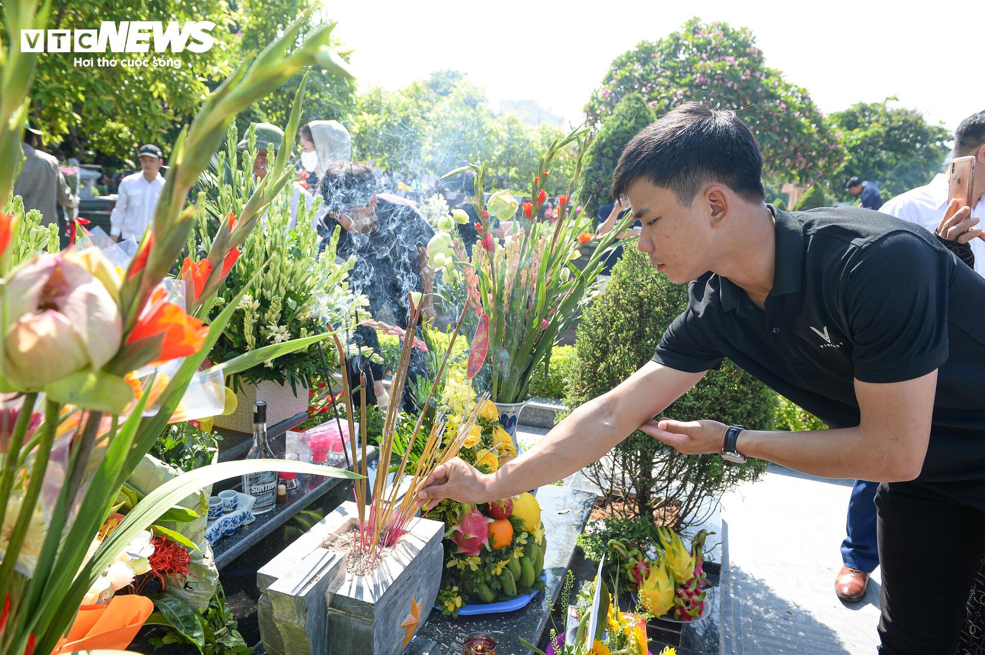 Xúc động dòng người viếng mộ Tổng Bí thư Nguyễn Phú Trọng tại nghĩa trang Mai Dịch - Ảnh 14.