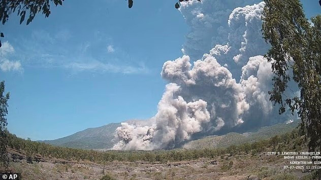 Núi lửa tung cột tro bụi kinh hoàng cao 19km khiến loạt chuyến bay bị hủy - Ảnh 1.