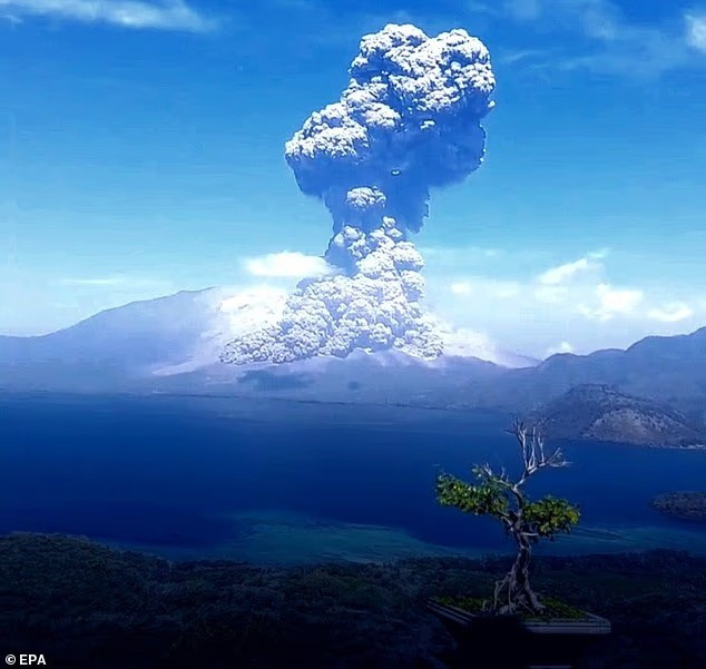 Núi lửa tung cột tro bụi kinh hoàng cao 19km khiến loạt chuyến bay bị hủy - Ảnh 4.