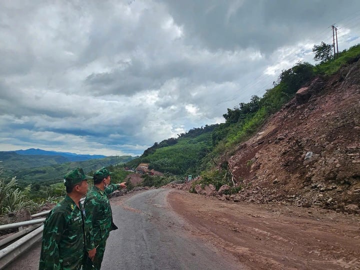 Sạt lở đất tại Quốc lộ 15D gây tê liệt đường lên Cửa khẩu quốc tế La Lay - Ảnh 1. Sạt lở đất tại Quốc lộ 15D gây tê liệt đường lên Cửa khẩu quốc tế La Lay - Ảnh 1.
