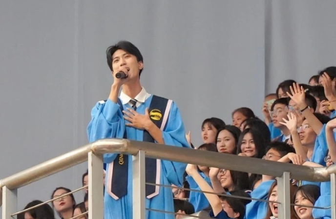 Trường ĐH khiến netizen bức xúc vì tổ chức lễ tốt nghiệp xa hoa, nhưng lại để quản lý KTX qua đời trong căn phòng 6m2 nóng 51 độ- Ảnh 3.