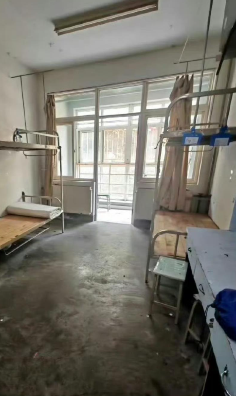 Trường ĐH khiến netizen bức xúc vì tổ chức lễ tốt nghiệp xa hoa, nhưng lại để quản lý KTX qua đời trong căn phòng 6m2 nóng 51 độ- Ảnh 5.