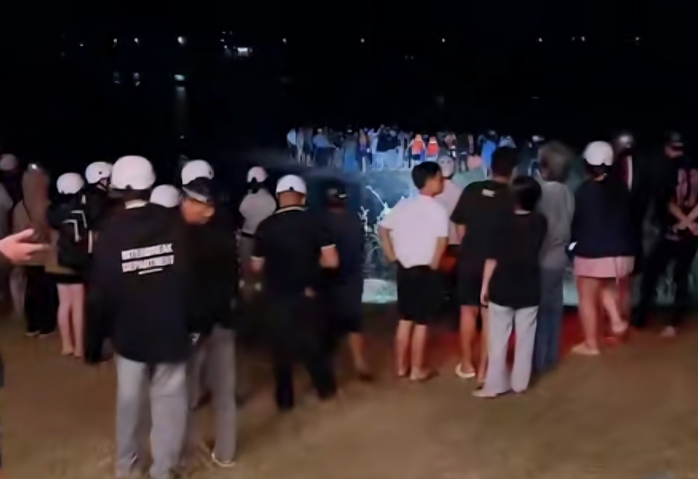 Tìm kiếm 2 cháu nhỏ dưới hồ nước rộng hơn 200 ha trong đêm - Ảnh 3.