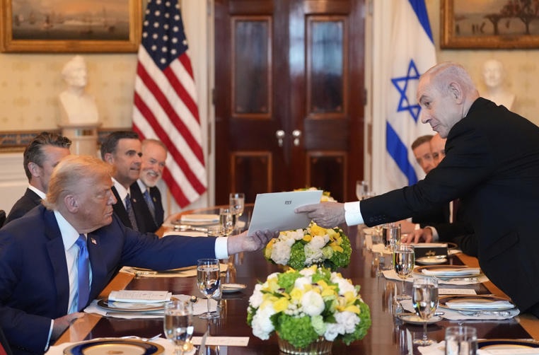 Thủ tướng Israel trao tận tay Tổng thống Donald Trump món quà bất ngờ- Ảnh 1.
