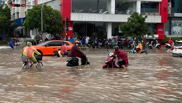 Miền Bắc sắp mưa rất to, nắng nóng dịu dần - Ảnh 1.