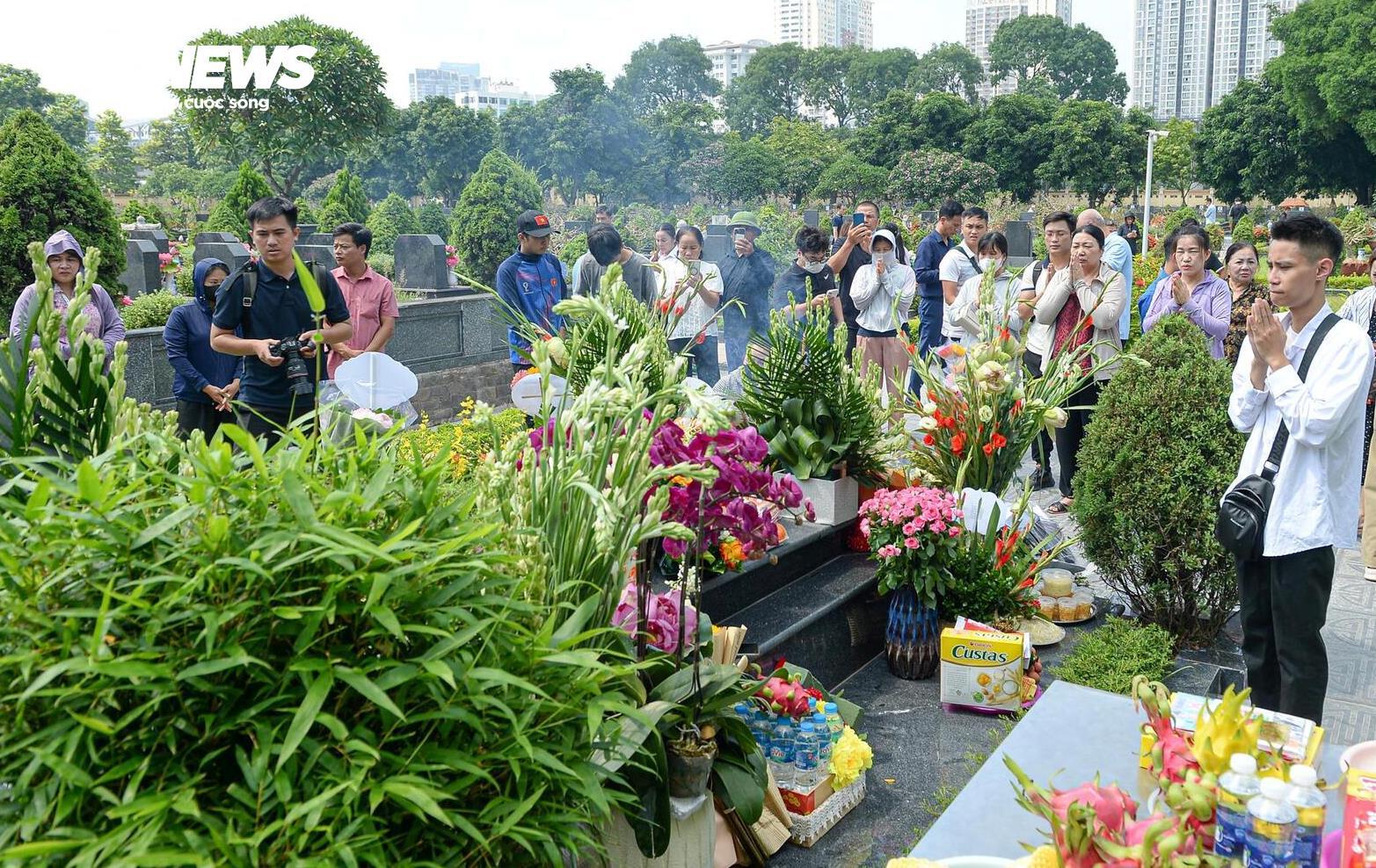 Xúc động dòng người viếng mộ Tổng Bí thư Nguyễn Phú Trọng tại nghĩa trang Mai Dịch - Ảnh 1.