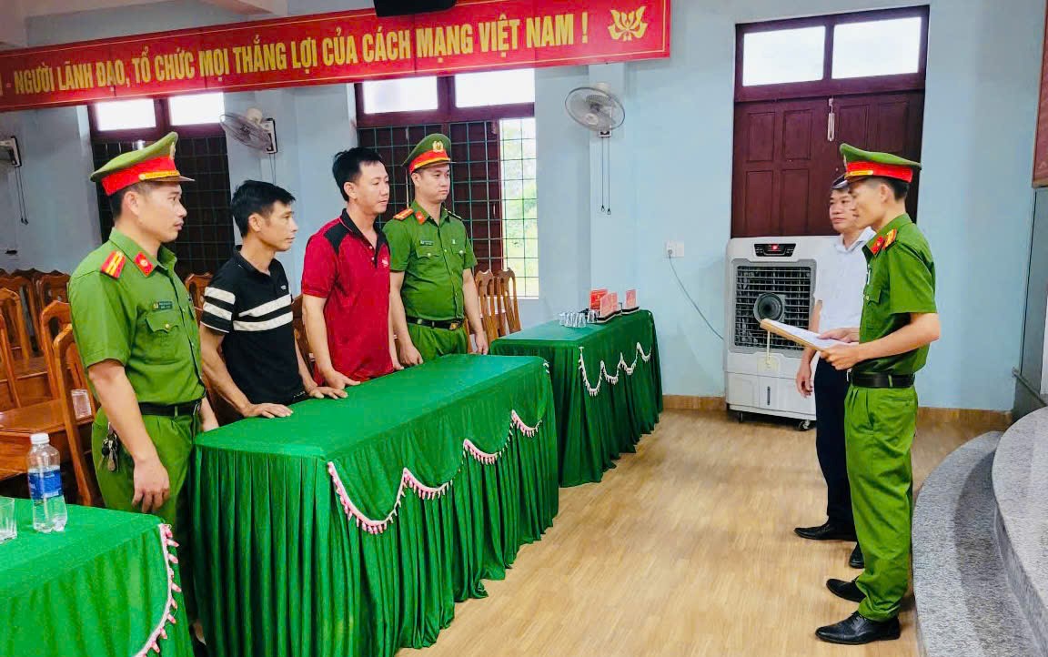 Cảnh s&aacute;t bắt quả tang 6 người đ&agrave;n &ocirc;ng đ&aacute;nh bạc tại căn nh&agrave; kh&oacute;a k&iacute;n - Ảnh 1.