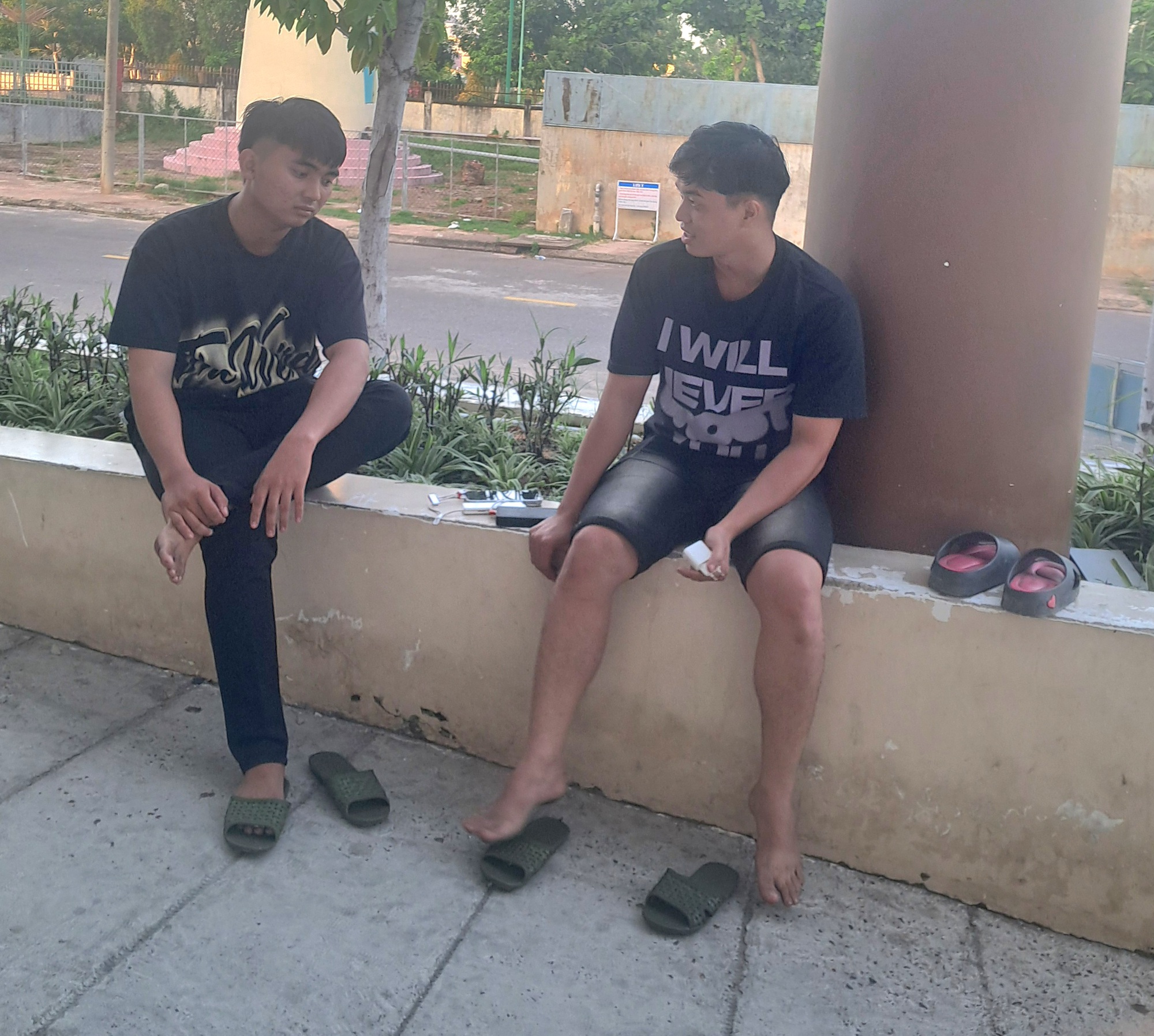 Phụ xe kể lại giây phút khi tai nạn xảy ra khiến 3 người tử vong trên cao tốc Vĩnh Hảo – Phan Thiết- Ảnh 2.