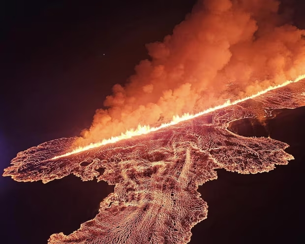 S&ocirc;ng băng tan c&oacute; thể k&iacute;ch hoạt l&agrave;n s&oacute;ng phun tr&agrave;o n&uacute;i lửa dữ dội- Ảnh 1.