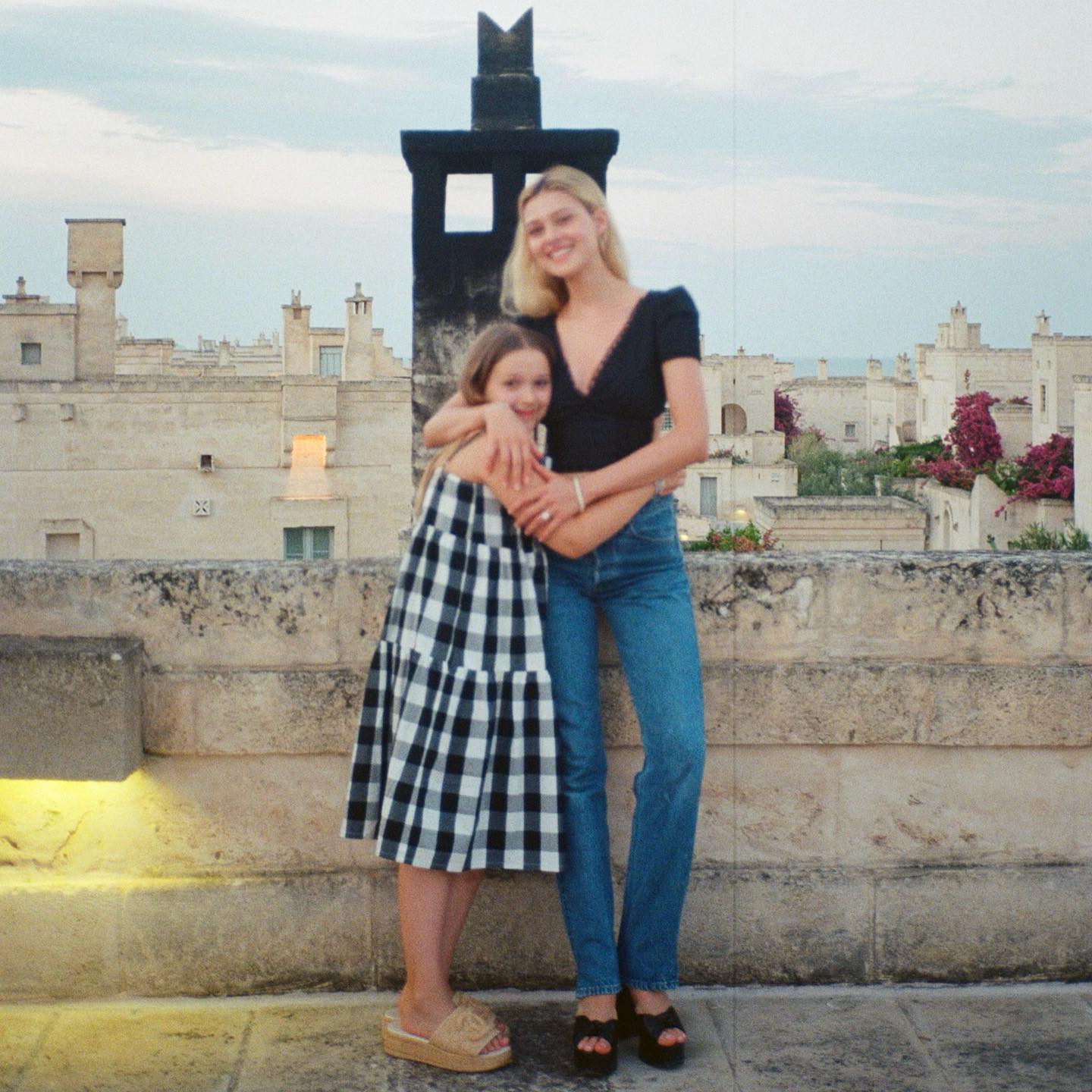 Ảnh: Harper Beckham từng l&agrave; em g&aacute;i &uacute;t hạnh ph&uacute;c nhất trong v&ograve;ng tay anh cả, chị d&acirc;u, nay chỉ c&ograve;n tiếc nuối...- Ảnh 19.