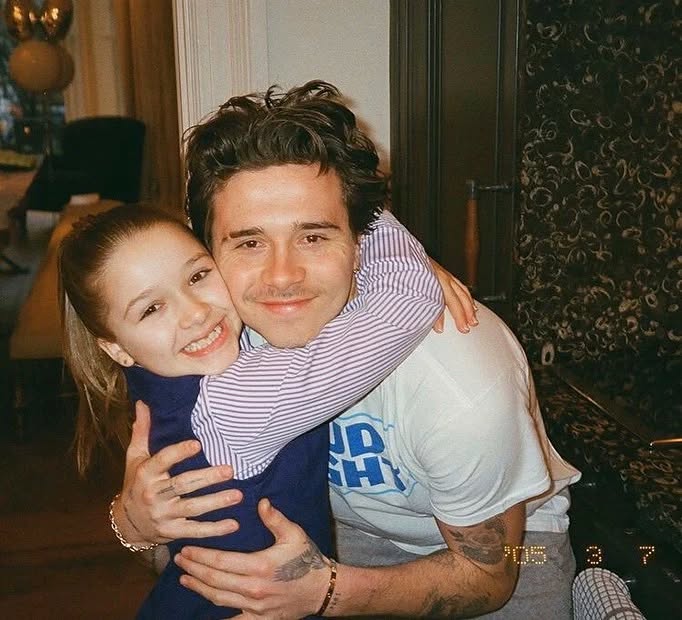 Ảnh: Harper Beckham từng l&agrave; em g&aacute;i &uacute;t hạnh ph&uacute;c nhất trong v&ograve;ng tay anh cả, chị d&acirc;u, nay chỉ c&ograve;n tiếc nuối...- Ảnh 12.
