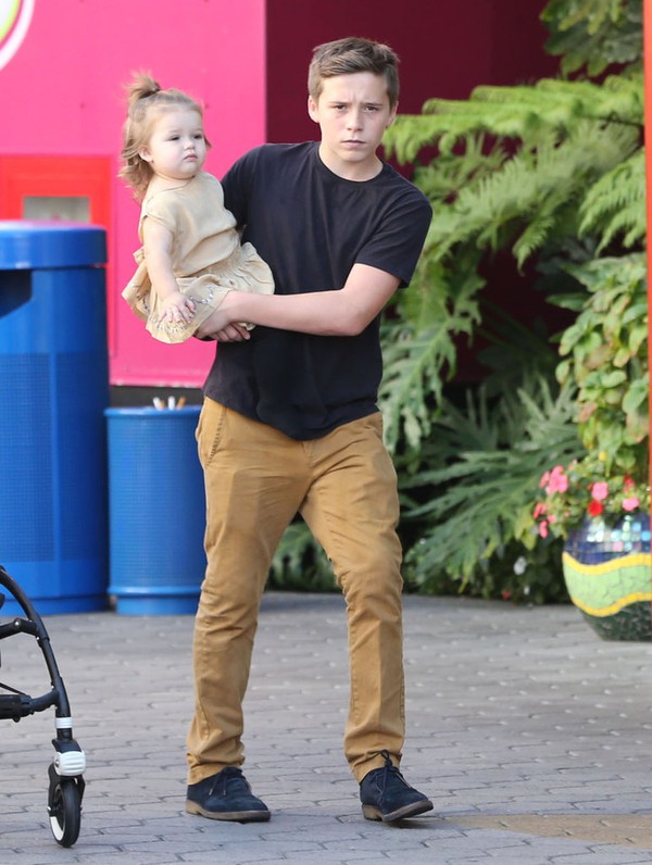 Ảnh: Harper Beckham từng l&agrave; em g&aacute;i &uacute;t hạnh ph&uacute;c nhất trong v&ograve;ng tay anh cả, chị d&acirc;u, nay chỉ c&ograve;n tiếc nuối...- Ảnh 4.