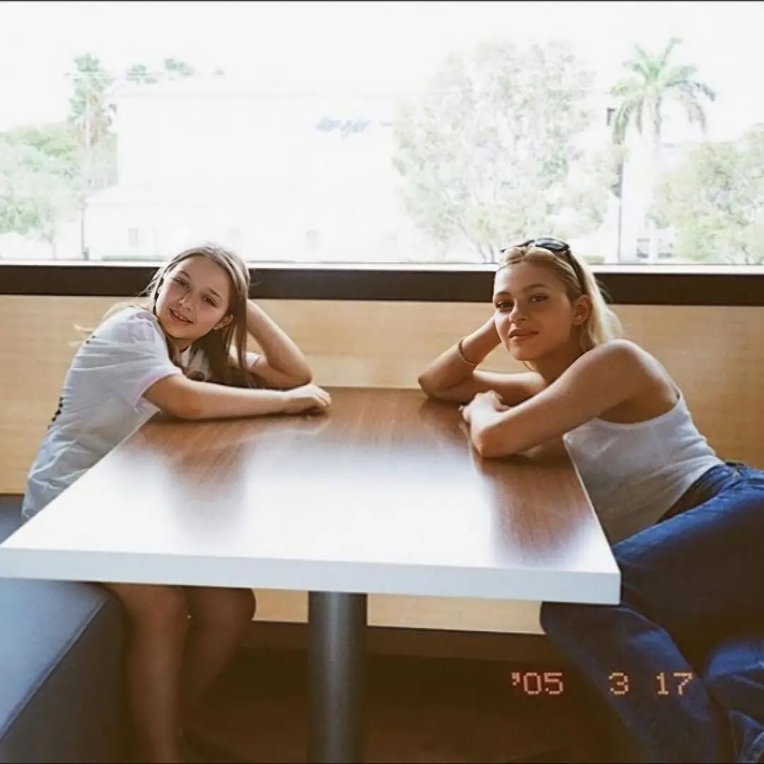 Ảnh: Harper Beckham từng l&agrave; em g&aacute;i &uacute;t hạnh ph&uacute;c nhất trong v&ograve;ng tay anh cả, chị d&acirc;u, nay chỉ c&ograve;n tiếc nuối...- Ảnh 24.