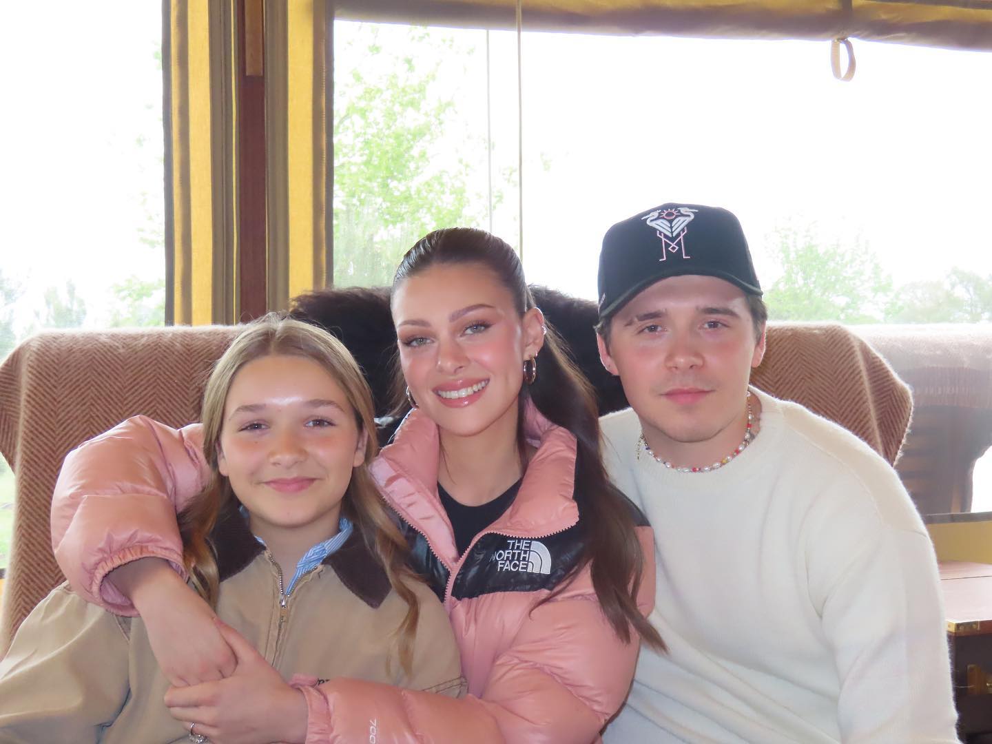 Ảnh: Harper Beckham từng l&agrave; em g&aacute;i &uacute;t hạnh ph&uacute;c nhất trong v&ograve;ng tay anh cả, chị d&acirc;u, nay chỉ c&ograve;n tiếc nuối...- Ảnh 30.