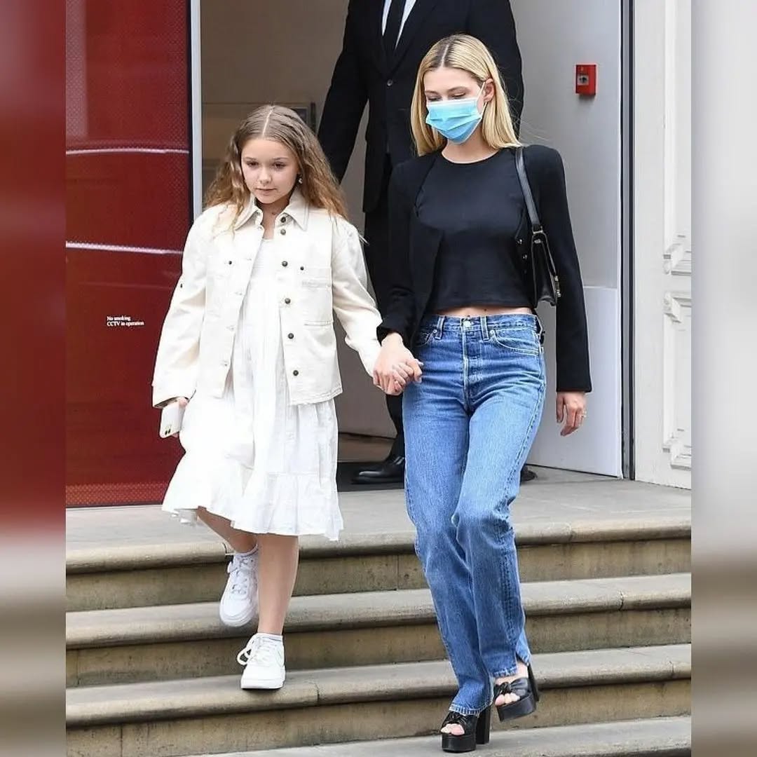 Ảnh: Harper Beckham từng l&agrave; em g&aacute;i &uacute;t hạnh ph&uacute;c nhất trong v&ograve;ng tay anh cả, chị d&acirc;u, nay chỉ c&ograve;n tiếc nuối...- Ảnh 27.