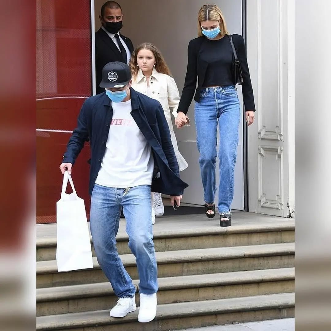 Ảnh: Harper Beckham từng l&agrave; em g&aacute;i &uacute;t hạnh ph&uacute;c nhất trong v&ograve;ng tay anh cả, chị d&acirc;u, nay chỉ c&ograve;n tiếc nuối...- Ảnh 32.