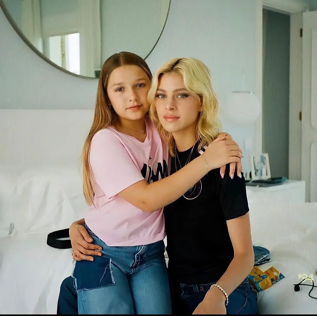 Ảnh: Harper Beckham từng là em gái út hạnh phúc nhất trong vòng tay anh cả, chị dâu, nay chỉ còn tiếc nuối...- Ảnh 28.
