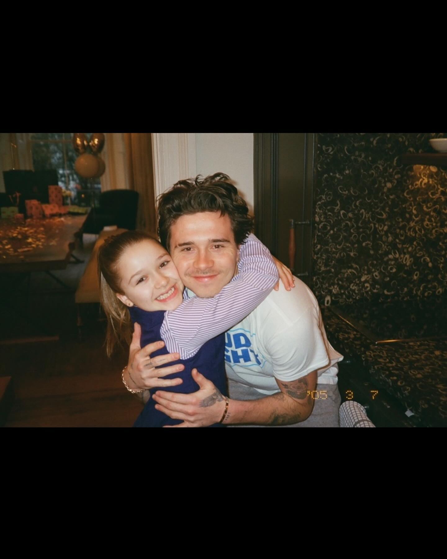 Ảnh: Harper Beckham từng l&agrave; em g&aacute;i &uacute;t hạnh ph&uacute;c nhất trong v&ograve;ng tay anh cả, chị d&acirc;u, nay chỉ c&ograve;n tiếc nuối...- Ảnh 17.