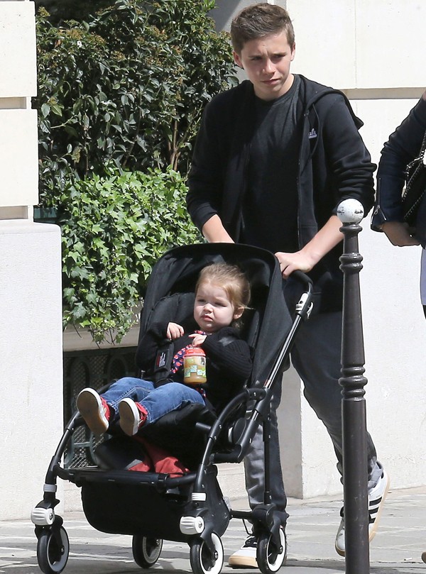 Ảnh: Harper Beckham từng l&agrave; em g&aacute;i &uacute;t hạnh ph&uacute;c nhất trong v&ograve;ng tay anh cả, chị d&acirc;u, nay chỉ c&ograve;n tiếc nuối...- Ảnh 3.