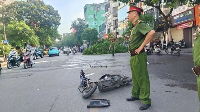 Ô tô đâm liên hoàn nhiều xe máy trên phố Trần Đại Nghĩa , Hà Nội gây hoang mang - Ảnh 1. Ô tô đâm liên hoàn nhiều xe máy trên phố Trần Đại Nghĩa , Hà Nội gây hoang mang - Ảnh 1.