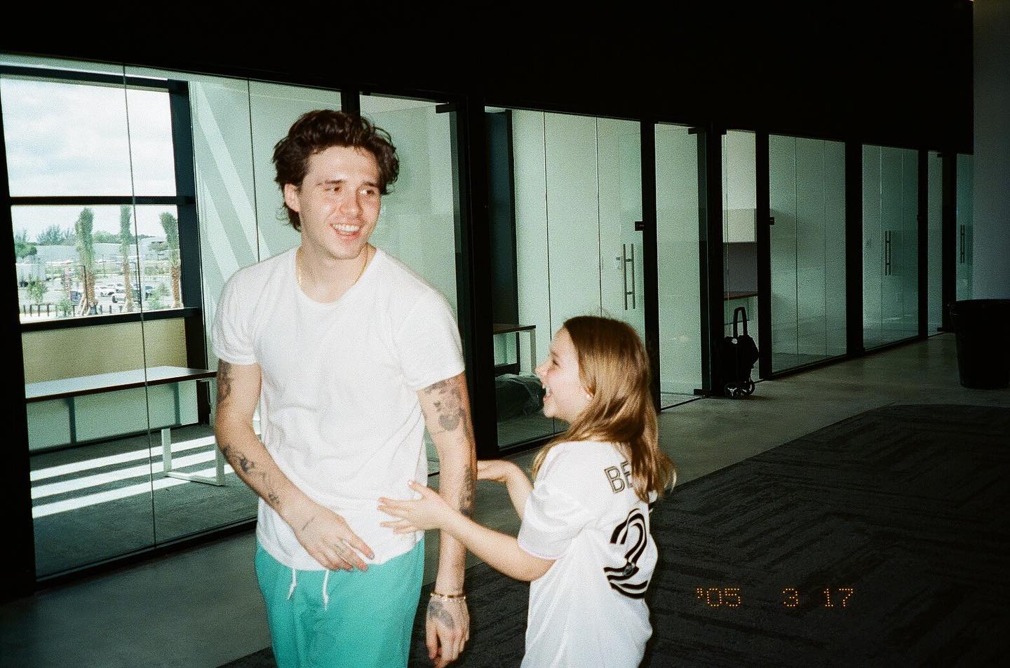 Ảnh: Harper Beckham từng l&agrave; em g&aacute;i &uacute;t hạnh ph&uacute;c nhất trong v&ograve;ng tay anh cả, chị d&acirc;u, nay chỉ c&ograve;n tiếc nuối...- Ảnh 8.