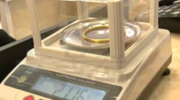 Phơi đồ nhặt được vòng vàng rơi ra từ túi áo, mang đi bán thì chủ cửa hàng khẳng định: Chúng tôi sẽ kiện bà!- Ảnh 1.