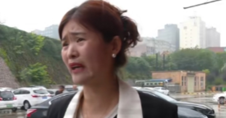 Phơi đồ nhặt được vòng vàng rơi ra từ túi áo, mang đi bán thì chủ cửa hàng khẳng định: Chúng tôi sẽ kiện bà!- Ảnh 2.