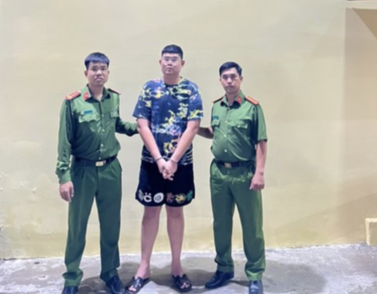 Công an TP HCM truy nã Huỳnh Xuân Vấn trong vụ lừa án Phan Công Khanh Supper - Ảnh 2. Công an TP HCM truy nã Huỳnh Xuân Vấn trong vụ lừa án Phan Công Khanh Supper - Ảnh 2.