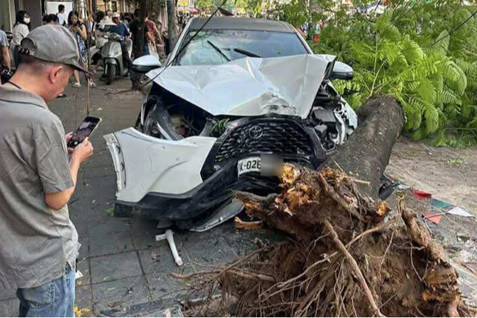 Vụ ô tô đâm liên hoàn 10 xe máy trên phố Hà Nội: 1 nạn nhân vừa tử vong, đang lấy lời khai nữ tài xế - Ảnh 2.