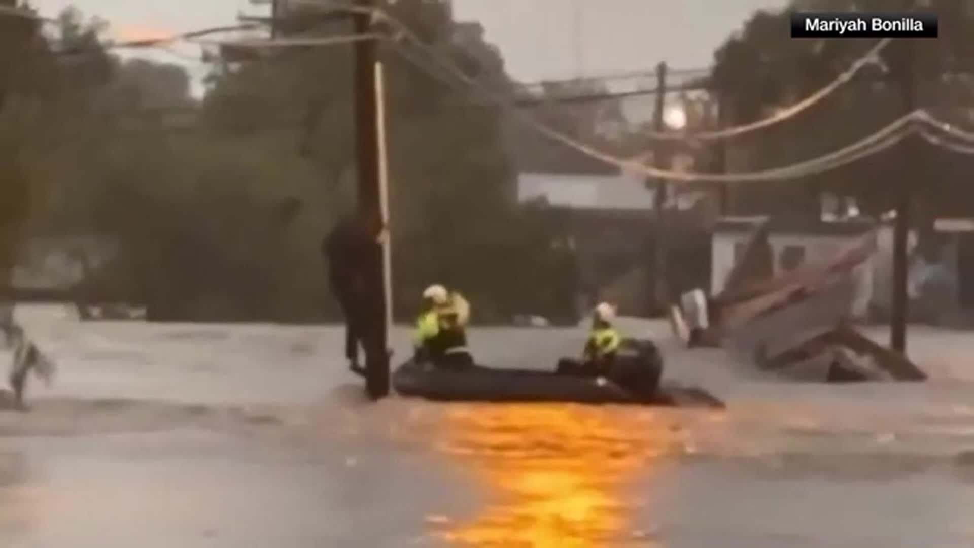 Những c&aacute;ch sống s&oacute;t kh&ocirc;ng tưởng nhất trong trận lũ qu&eacute;t lịch sử ở Texas: Đang nằm ngủ th&igrave; d&ograve;ng nước cuốn tr&ocirc;i tất cả- Ảnh 3.